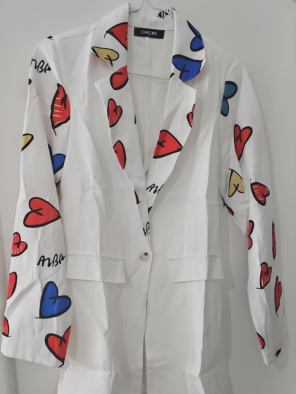 chic White Blazer with Multicolor Heart Print